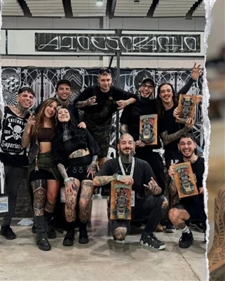 Argentina kunstnik Nahuel Gomez kindlustab San Francisco tätoveerimis konvent...